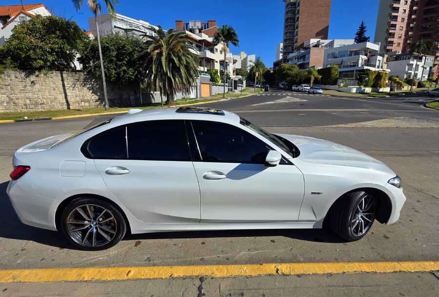BMW 330e es un sedán híbrido enchufable con un motor nafta y un motor eléctrico, que generan 292 CV aceleración de 0 a 100 km/h en 5.8 segundos