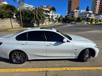 BMW 330e es un sedán híbrido enchufable con un motor nafta y un motor eléctrico, que generan 292 CV aceleración de 0 a 100 km/h en 5.8 segundos