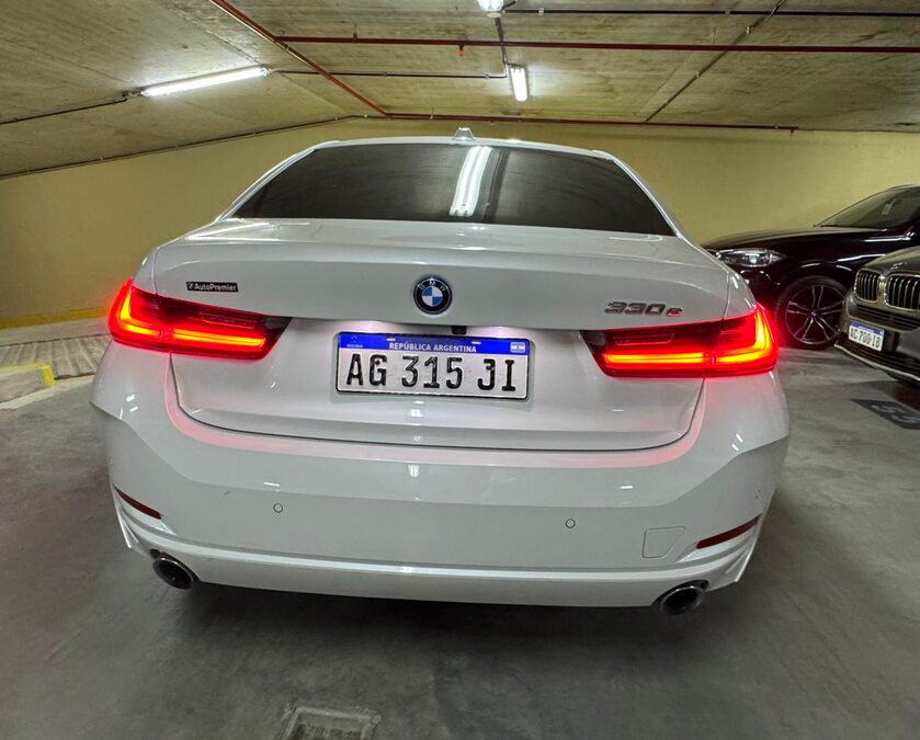 BMW 330e es un sedán híbrido enchufable con un motor nafta y un motor eléctrico, que generan 292 CV aceleración de 0 a 100 km/h en 5.8 segundos