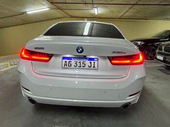 BMW 330e es un sedán híbrido enchufable con un motor nafta y un motor eléctrico, que generan 292 CV aceleración de 0 a 100 km/h en 5.8 segundos