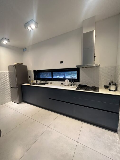 Casa 3 dormitorios con amplio jardín, Barrio Puerto Urquiza.