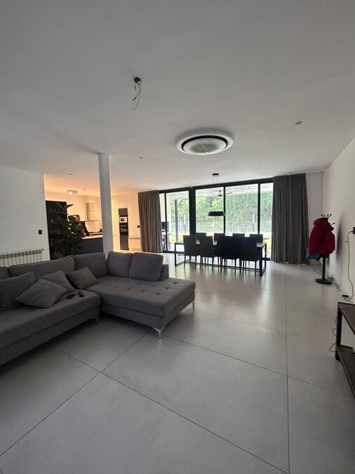 Casa 3 dormitorios con amplio jardín, Barrio Puerto Urquiza.