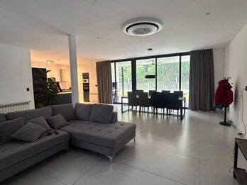 Casa 3 dormitorios con amplio jardín, Barrio Puerto Urquiza.