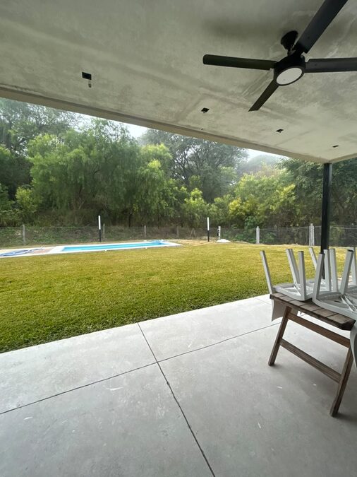Casa 3 dormitorios con amplio jardín, Barrio Puerto Urquiza.