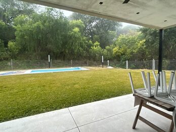 Casa 3 dormitorios con amplio jardín, Barrio Puerto Urquiza.