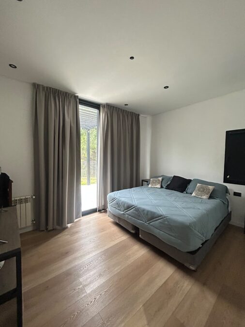 Casa 3 dormitorios con amplio jardín, Barrio Puerto Urquiza.