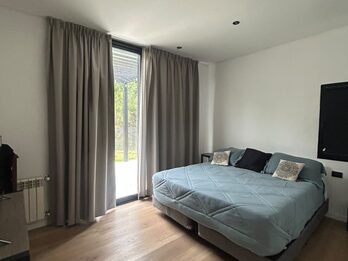 Casa 3 dormitorios con amplio jardín, Barrio Puerto Urquiza.
