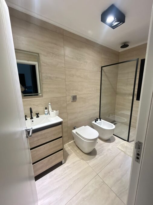 Casa 3 dormitorios con amplio jardín, Barrio Puerto Urquiza.