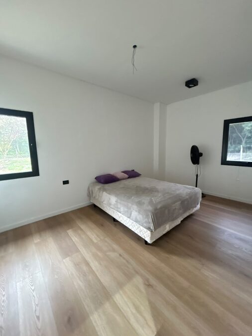 Casa 3 dormitorios con amplio jardín, Barrio Puerto Urquiza.