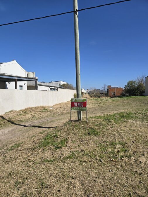 Lote en Oro Verde todos los servicios 10 x 50 mt cercano polideportivo