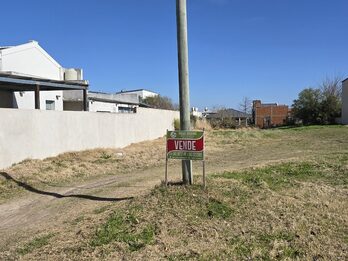 Lote en Oro Verde todos los servicios 10 x 50 mt cercano polideportivo