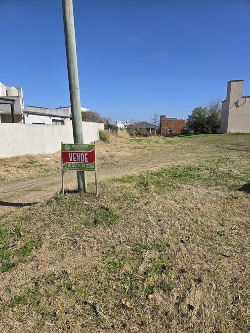 Lote en Oro Verde todos los servicios 10 x 50 mt cercano polideportivo