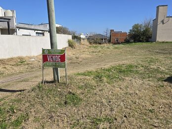 Lote en Oro Verde todos los servicios 10 x 50 mt cercano polideportivo