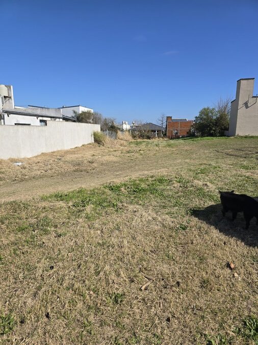 Lote en Oro Verde todos los servicios 10 x 50 mt cercano polideportivo