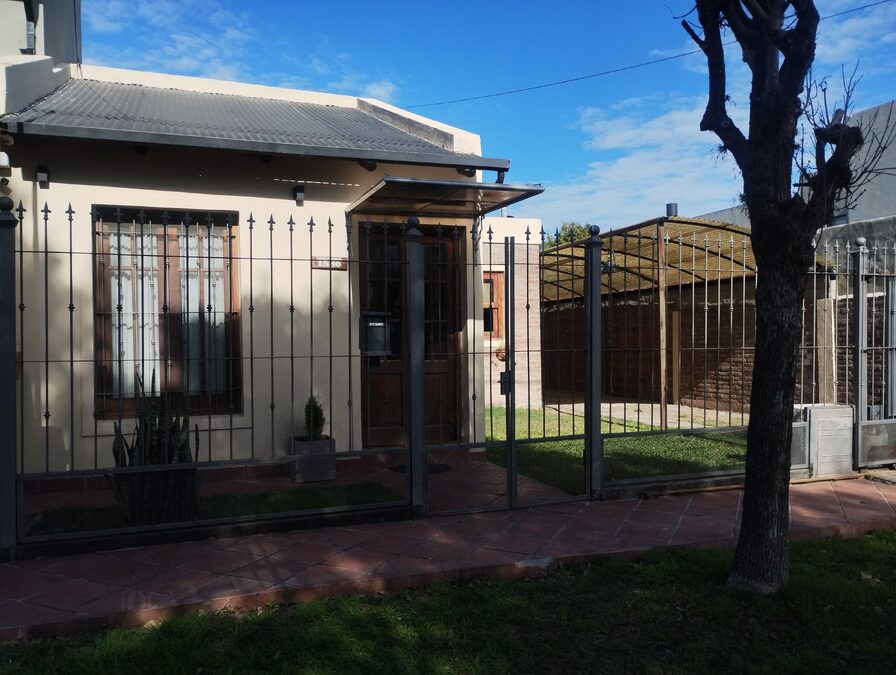 SE VENDE CASA ZONA ESCUELA DE POLICIA