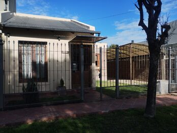 SE VENDE CASA ZONA ESCUELA DE POLICIA