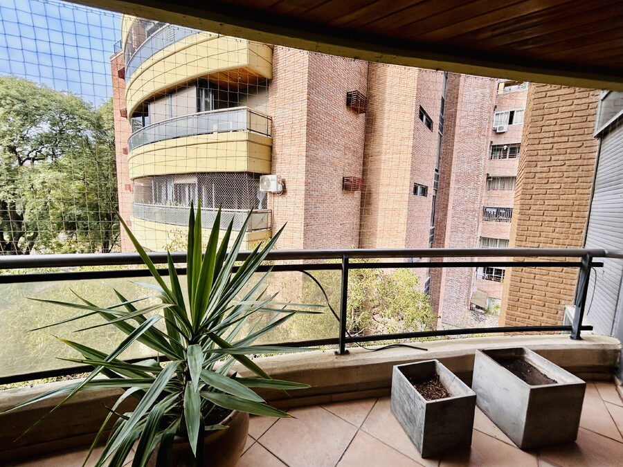 Departamento de 2 Dormitorios con Cochera – Frente a Casa de Gobierno