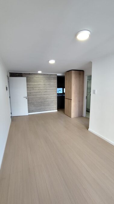 DUEÑO VENDE - 1 DORM - A ESTRENAR - FRENTE A PLAZA BOMBERO.