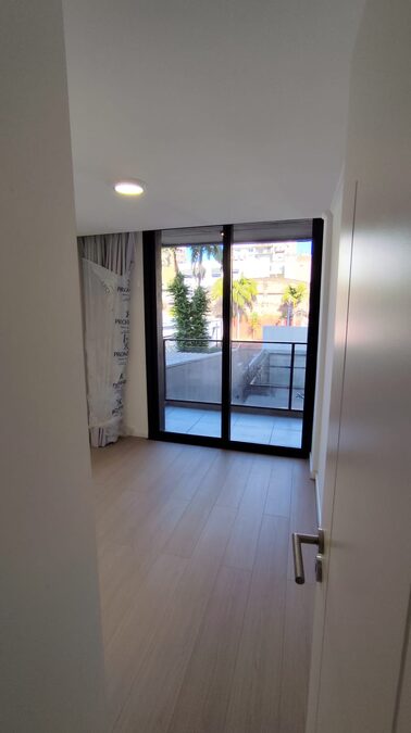 DUEÑO VENDE - 1 DORM - A ESTRENAR - FRENTE A PLAZA BOMBERO.