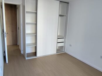 DUEÑO VENDE - 1 DORM - A ESTRENAR - FRENTE A PLAZA BOMBERO.