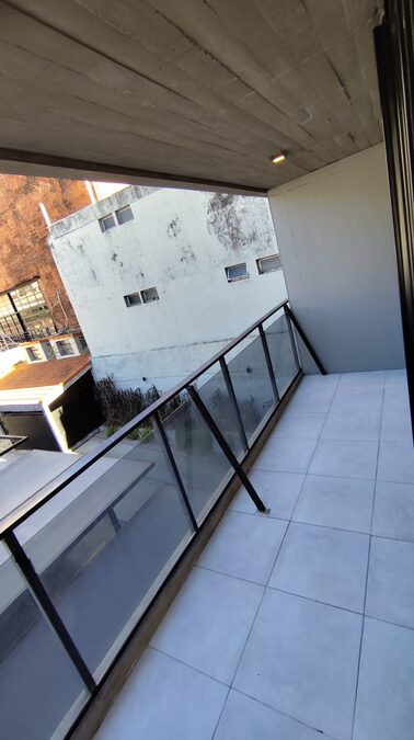 DUEÑO VENDE - 1 DORM - A ESTRENAR - FRENTE A PLAZA BOMBERO.