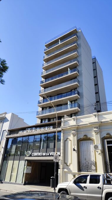 DUEÑO VENDE - 1 DORM - A ESTRENAR - FRENTE A PLAZA BOMBERO.
