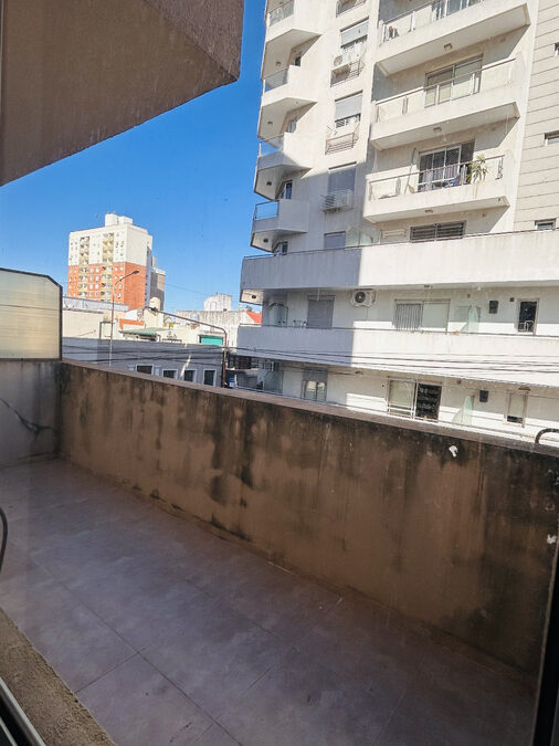 ALQUILER CENTRICO DE UN DORMITORIOS CON PATIO