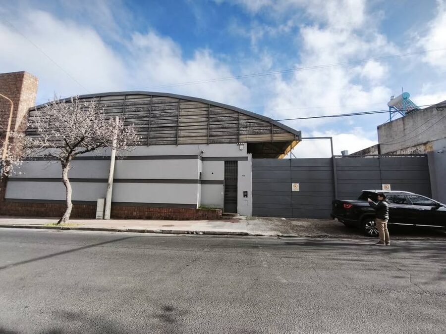 Se Alquila Galpón 📍Calle Alsina, 1200m2. gran tinglado, ideal polirubros