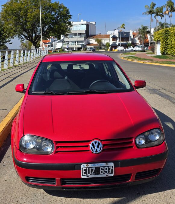 VOLKSWAGEN GOLF COMFORT LINE 1.6  MODELO 2005 LINEA NUEVA 5 PUERTAS 4 LEVANTAVIDRIOS ESPEJOS ELECTRICOS