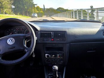 VOLKSWAGEN GOLF COMFORT LINE 1.6  MODELO 2005 LINEA NUEVA 5 PUERTAS 4 LEVANTAVIDRIOS ESPEJOS ELECTRICOS