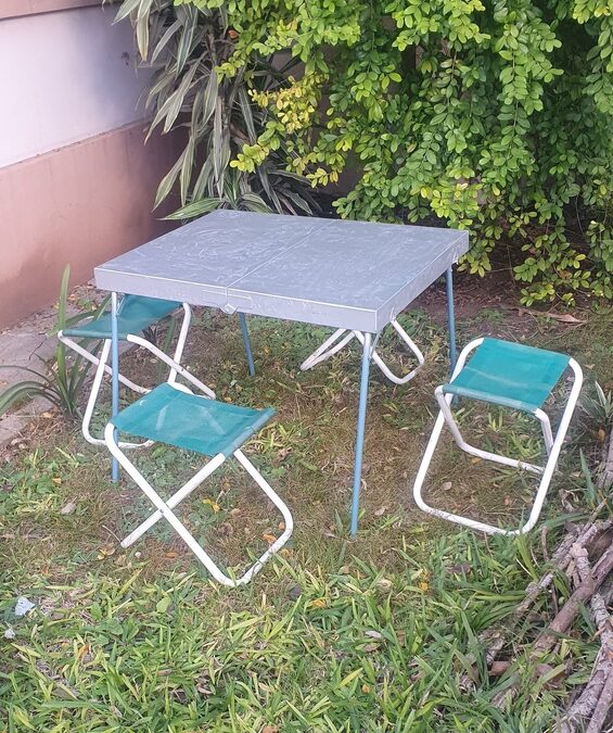 Mesa plegable con 4 asientos