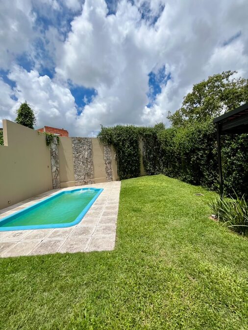 CASA APTA CRÉDITO, 4 DORMITORIOS, COCHERA PASANTE Y PATIO VERDE CON PILETA - ZONA HIPÓDROMO