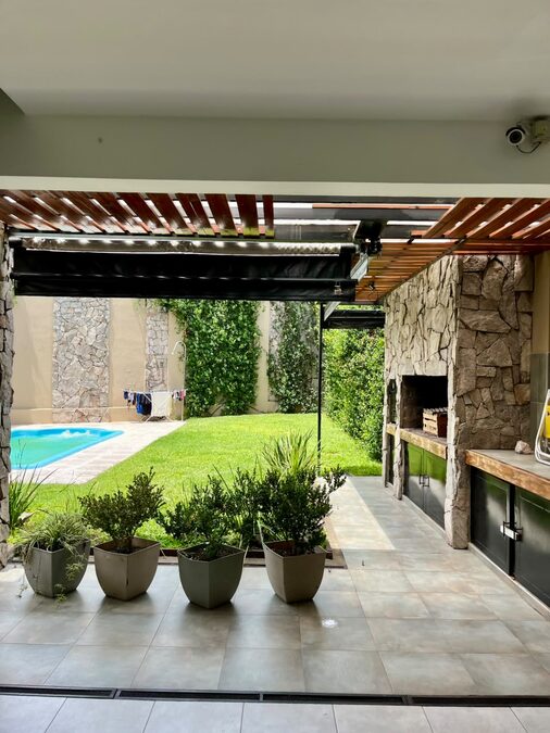 CASA APTA CRÉDITO, 4 DORMITORIOS, COCHERA PASANTE Y PATIO VERDE CON PILETA - ZONA HIPÓDROMO