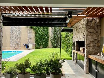 CASA APTA CRÉDITO, 4 DORMITORIOS, COCHERA PASANTE Y PATIO VERDE CON PILETA - ZONA HIPÓDROMO