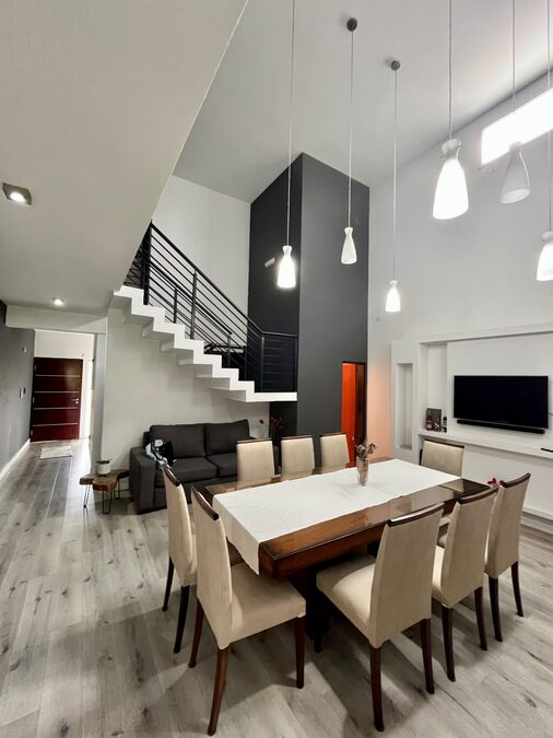 CASA APTA CRÉDITO, 4 DORMITORIOS, COCHERA PASANTE Y PATIO VERDE CON PILETA - ZONA HIPÓDROMO