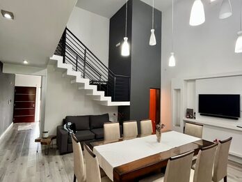CASA APTA CRÉDITO, 4 DORMITORIOS, COCHERA PASANTE Y PATIO VERDE CON PILETA - ZONA HIPÓDROMO