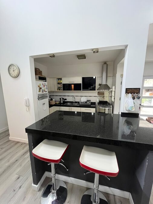 CASA APTA CRÉDITO, 4 DORMITORIOS, COCHERA PASANTE Y PATIO VERDE CON PILETA - ZONA HIPÓDROMO