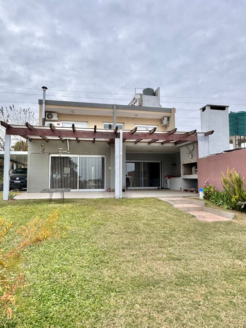 CASA 3 DORM EN SUITE - ZONA ACCESO NORTE, POSIBILIDAD DE FINANCIACIÓN.
