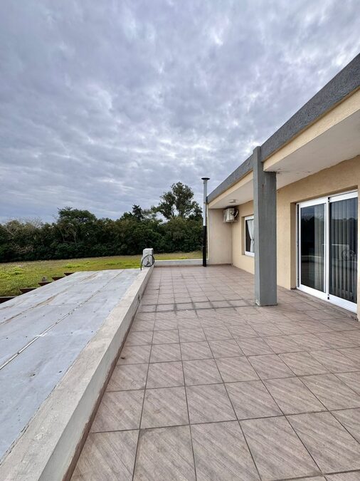 CASA 3 DORM EN SUITE - ZONA ACCESO NORTE, POSIBILIDAD DE FINANCIACIÓN.