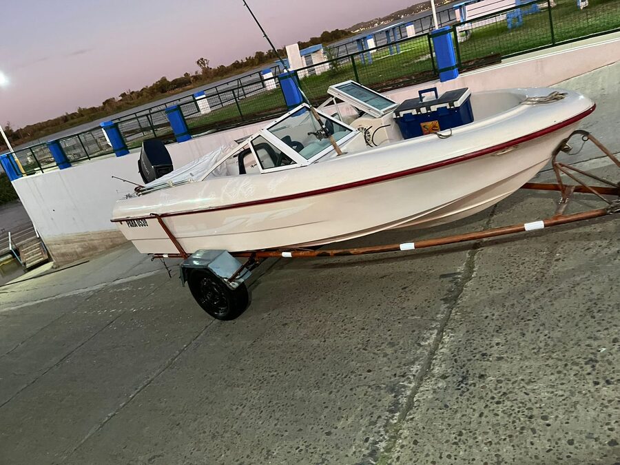 LANCHA HURACAN 460 CON JOHNSON 40  CON TRAILER