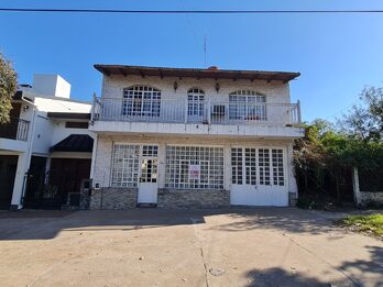 Casa de 7 dormitorios/2 cocinas y mucho mas.