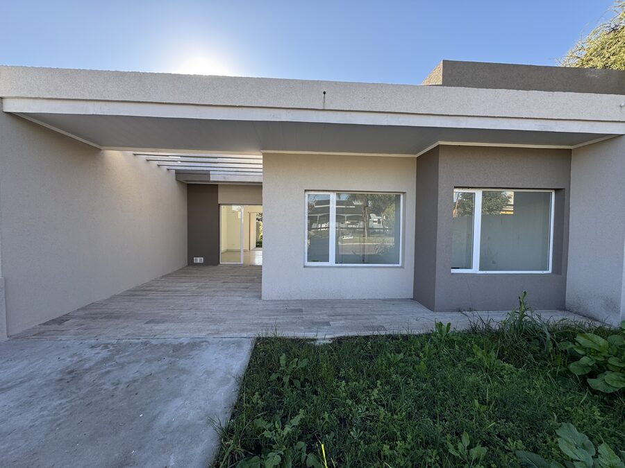 MODERNA CASA A ESTRENAR - ORO VERDE