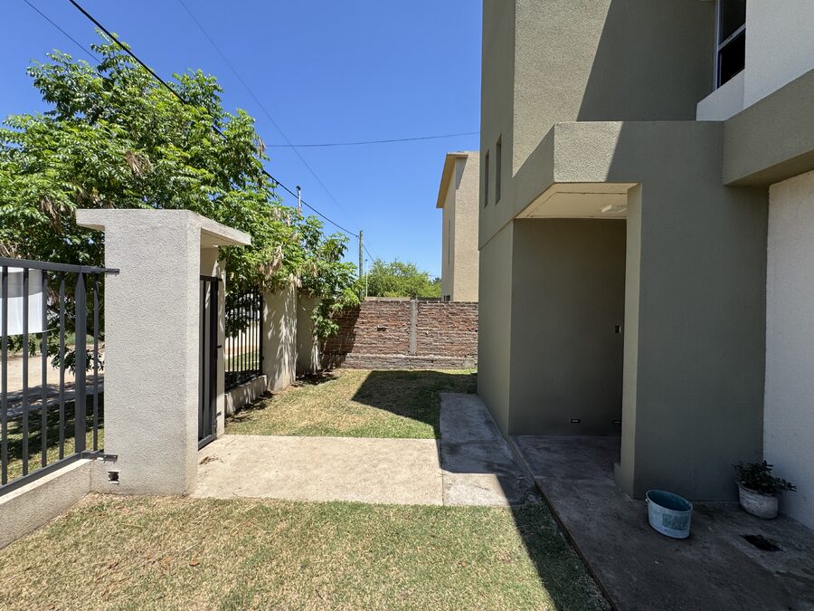 CASA MODERNA DE 2 DORMITORIOS | GRAN PATIO | APTO CRÉDITO
