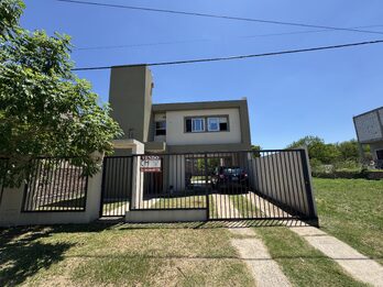 CASA MODERNA DE 2 DORMITORIOS | GRAN PATIO | APTO CRÉDITO