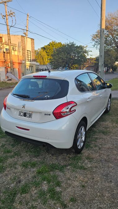 Peugeot 208 2014 Allure 1,5 102XXX Km UNICA MANO