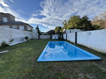 CASA MODERNA DE 3 DORMITORIOS CON PILETA | ZONA THOMPSON