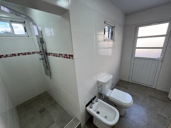 CASA MODERNA DE 3 DORMITORIOS CON PILETA | ZONA THOMPSON