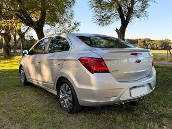 Chevrolet Onix Plus 1.4 MT Joy Black