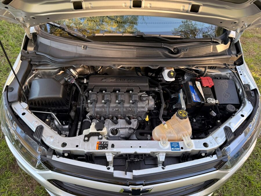 Chevrolet Onix Plus 1.4 MT Joy Black