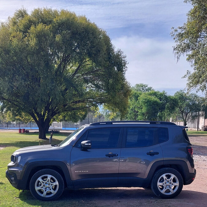 Jeep Renegade Sport AT.  Impecable!!